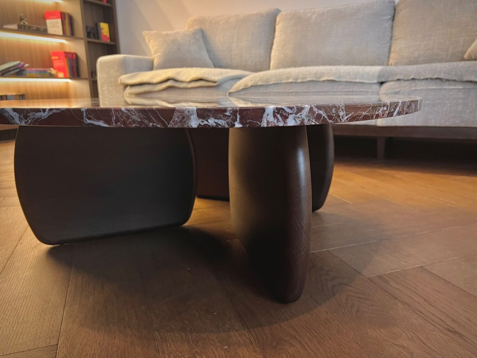 Detalj mermernog stočića